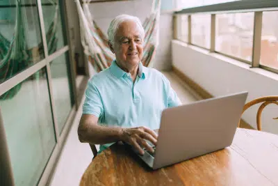 Retired man reviewing FERS retirement eligibility on laptop